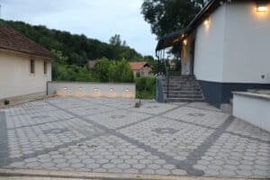 אירוח בקרעסטיר