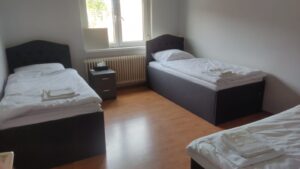 מלון כשר בקרעסטיר חדרים סטנדרט.