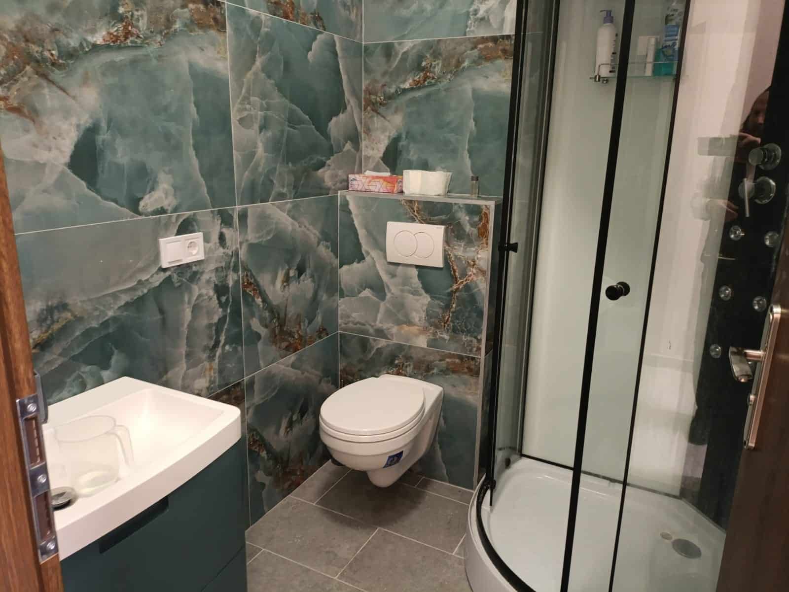 אירוח בקרעסטיר