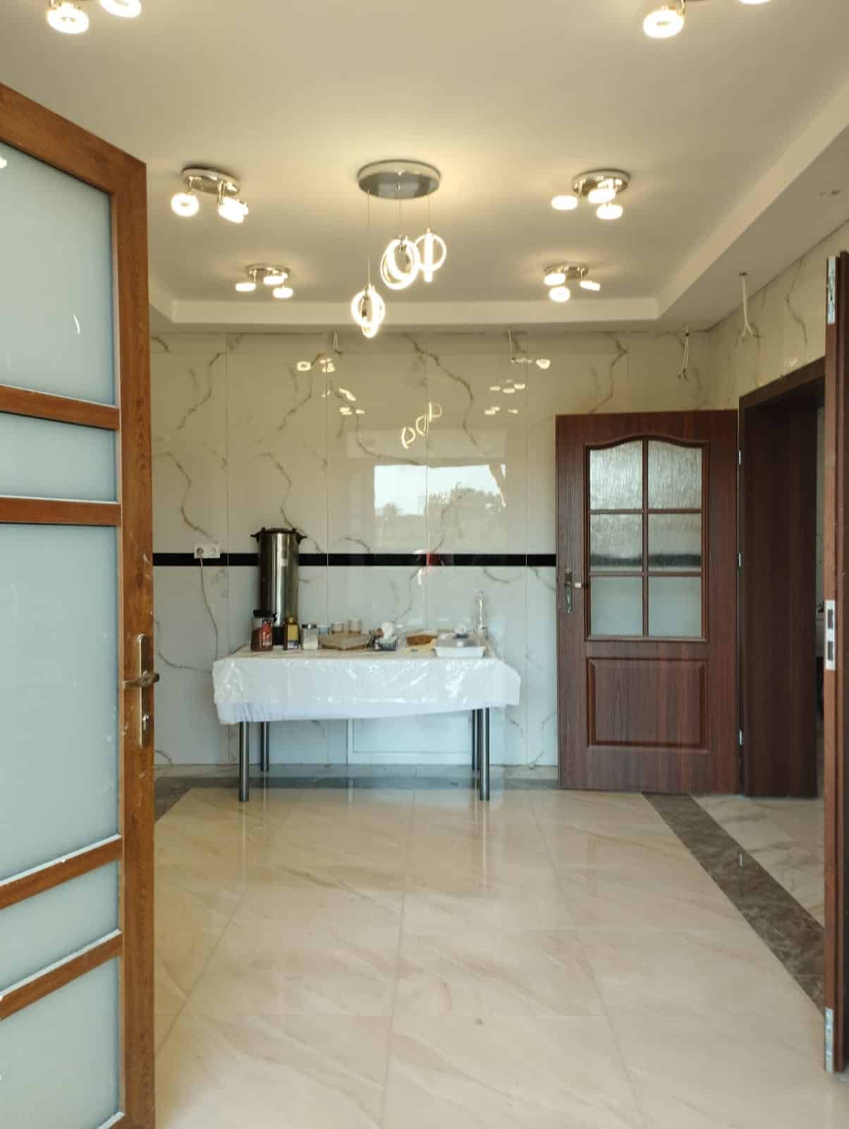 אירוח בקרעסטיר