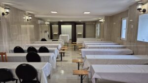 בית הכנסת במלון. 