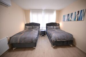 לינה בקרעסטיר 