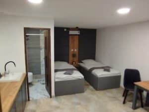 אירוח בקרעסטיר חדרים מפוארים.