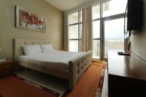 מלון ליד חב"ד טירנה