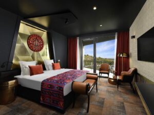 מלון ליד קרעסטיר