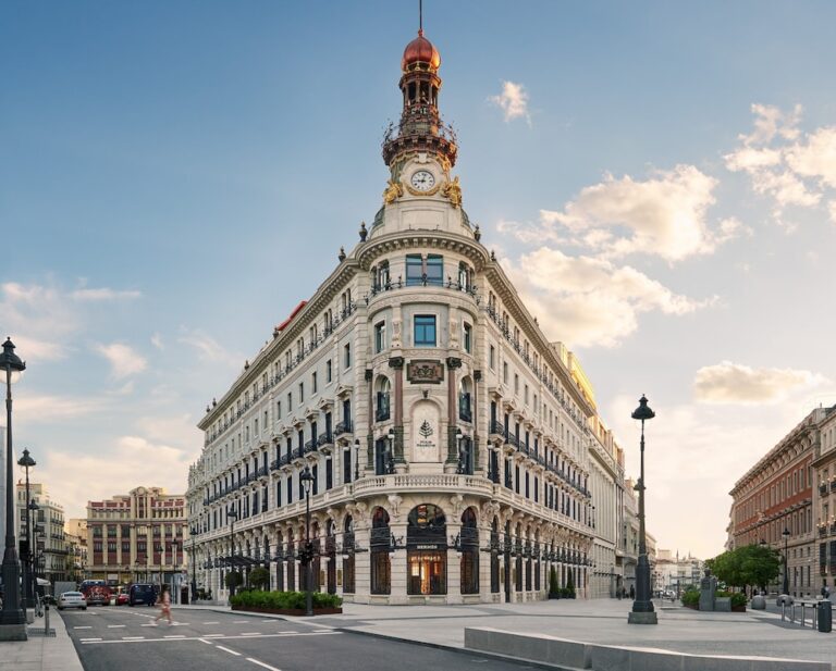 מלון Four Seasons Hotel Madrid מדריד ,ספרד,  קרוב לבית חב"ד.