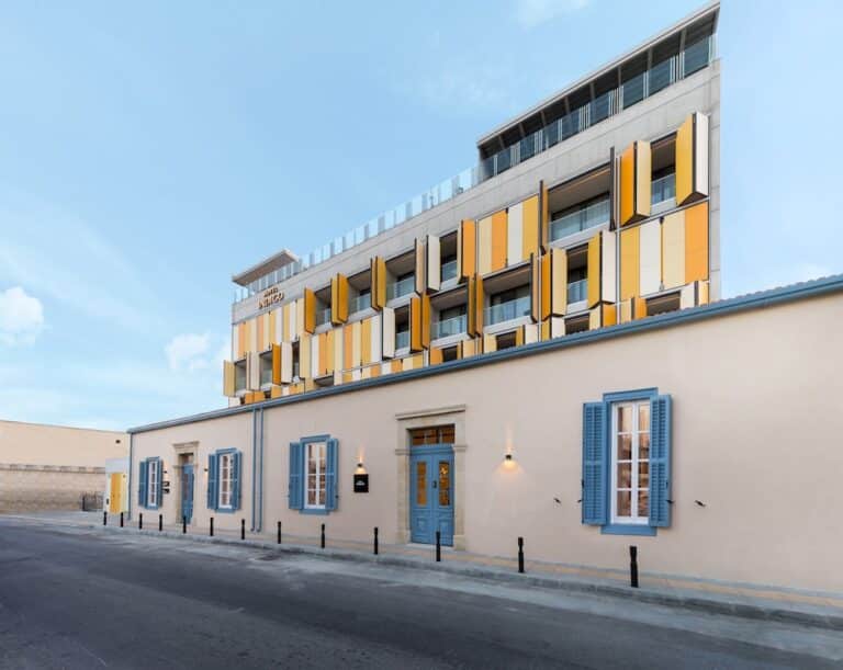 מלון Hotel Indigo Larnaca by IHG לרנקה, קפריסין, קרוב לבית חב"ד.