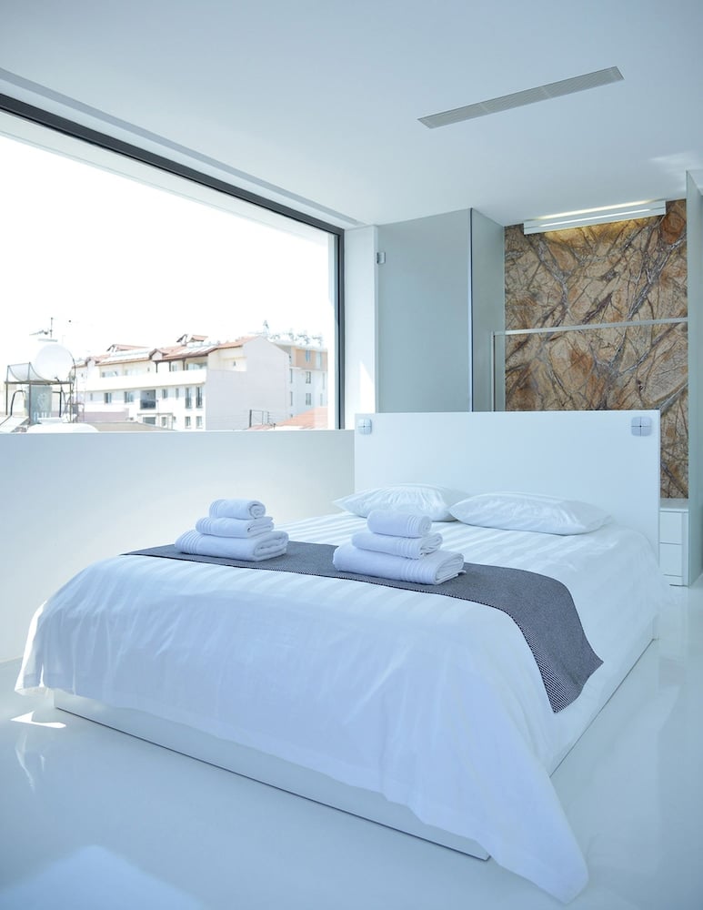 מלון Lokàl Boutique Hotel לרנקה, קפריסין, קרוב לבית חב"ד
