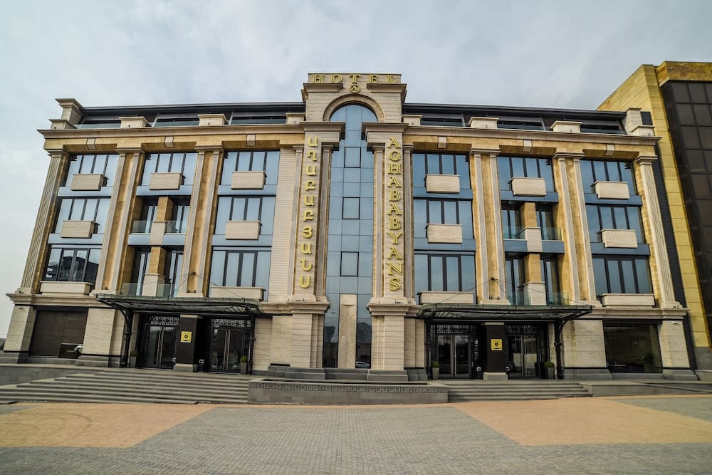 מלונות ליד בית חבד ירוואן