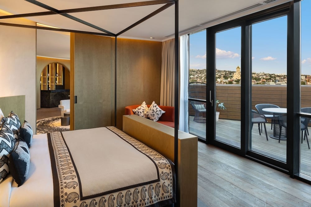 מלון ליד בית חבד טביליסי גאורגיה