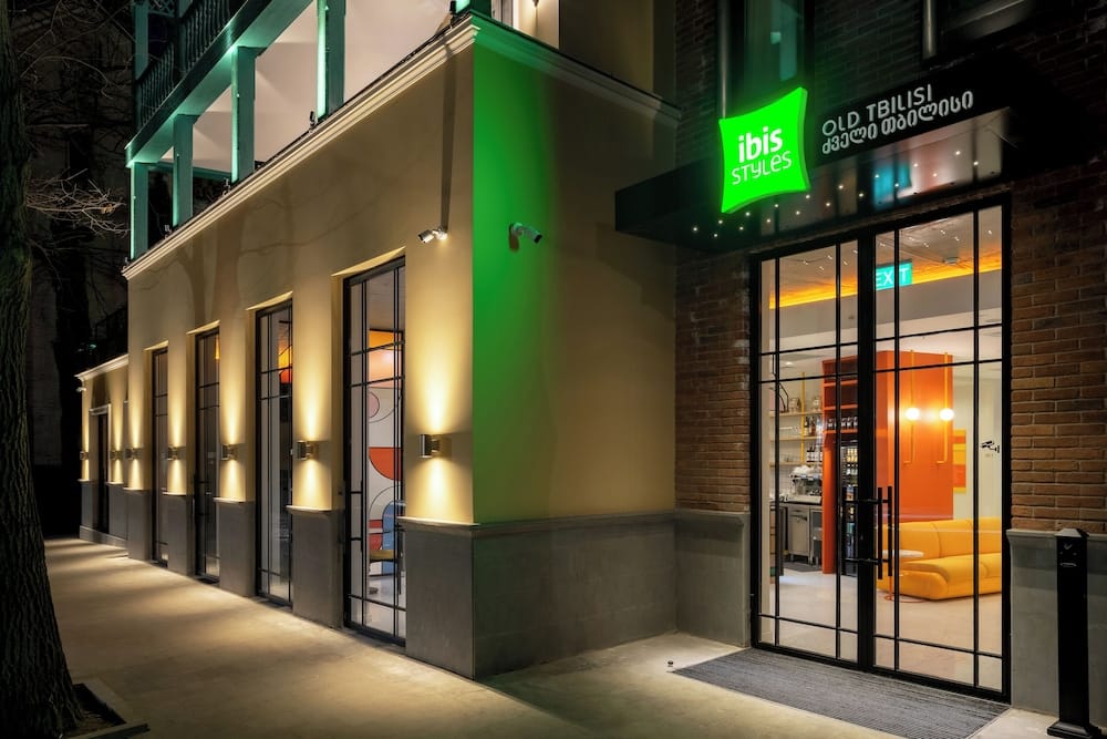 מלון ליד בית חבד טביליסי